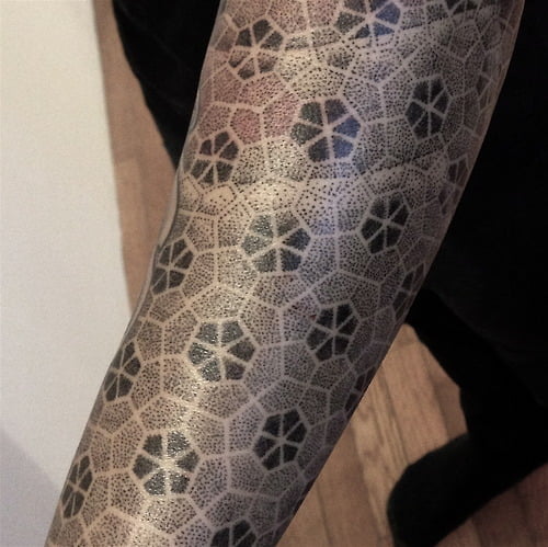 Tatuaje en el brazo por Michael Bennett