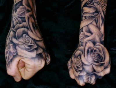 Tatuajes de rosas en puños