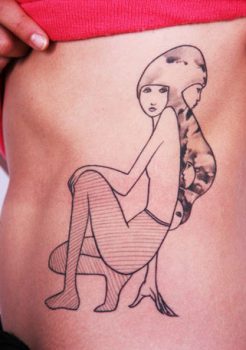 Retrato tatuado en el estómago