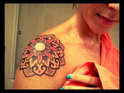 Flor tatuada en hombro