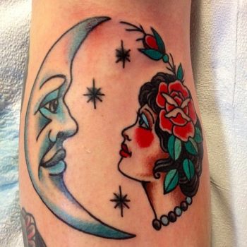 Luna y mujer tatuaje