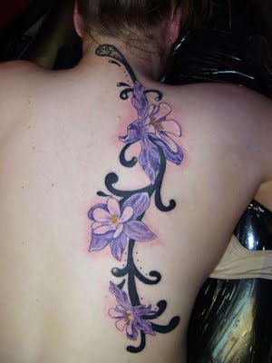 Tatuaje de enredadera en la espalda de mujer