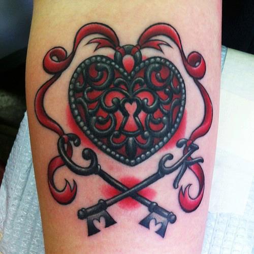 Tatuaje candado con forma de corazón