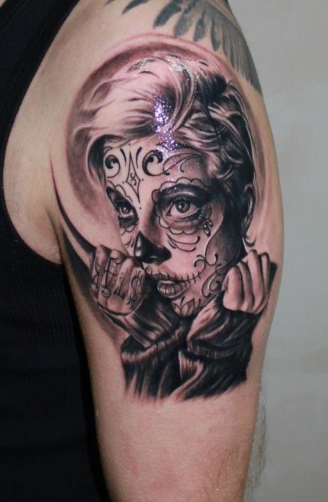 Tatuaje mujer en el día de los muertos