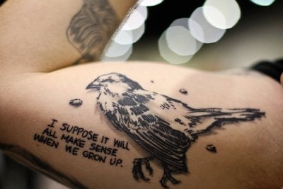 Tatuaje de pájaro en biceps