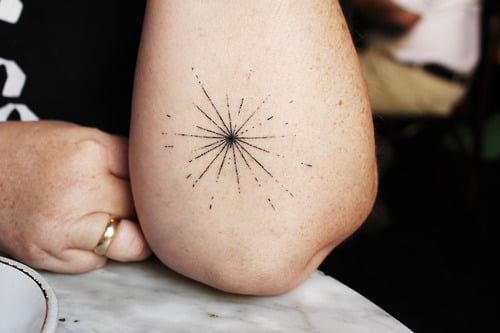 Tatuaje de estrella en codo