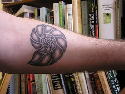 Nautilo tatuado en brazo