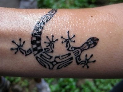 Gecko tatuado en el brazo