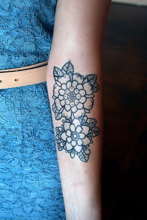 Tatuaje flores en el antebrazo - Tatuajesxd