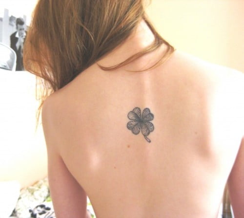 Trébol tatuado en la espalda