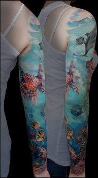 Tatuaje acuario en el brazo