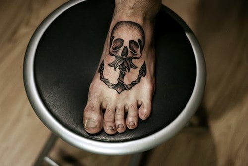 Tatuaje ancla en el pie