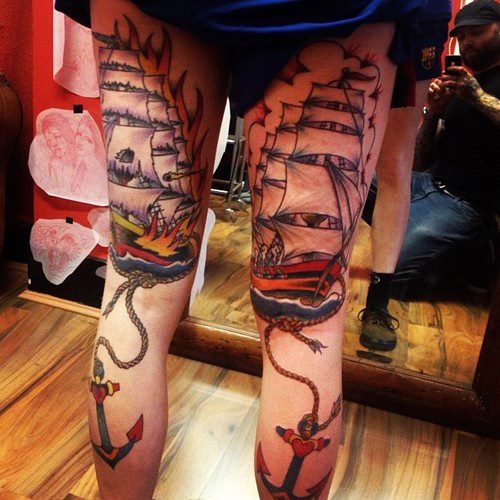 Tatuaje barcos en las piernas