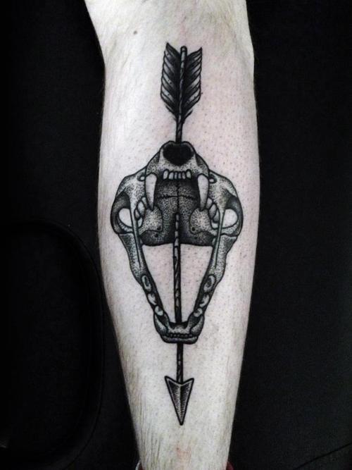 Tatuaje calavera animal en el antebrazo