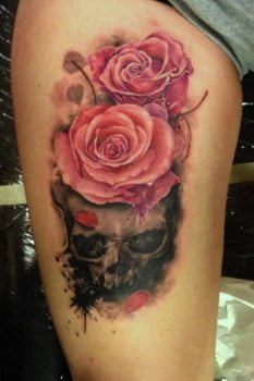 Tatuaje calavera con rosas en la pierna