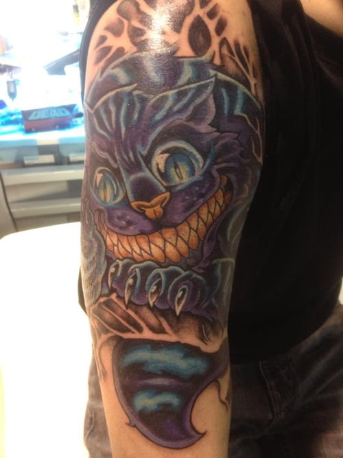 Tatuaje caricatura de felino en el brazo