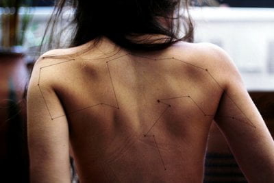 Tatuaje constelación en la espalda
