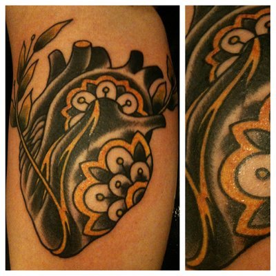 Tatuaje corazón en el antebrazo