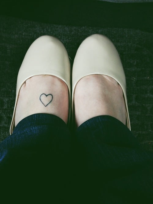 Tatuaje corazón en el pie