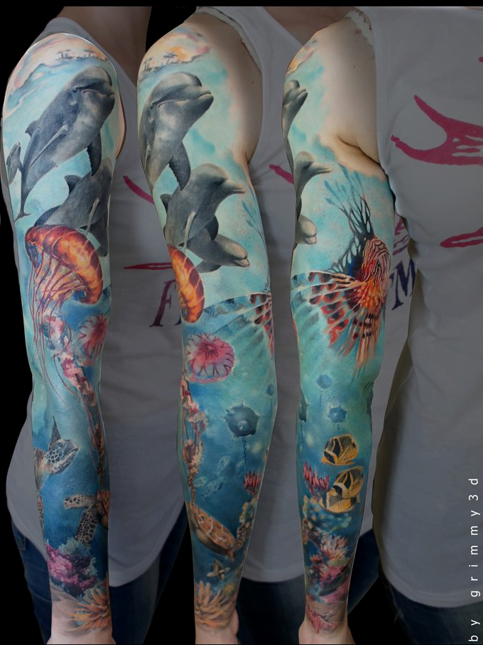 Tatuaje escena oceánica en el brazo
