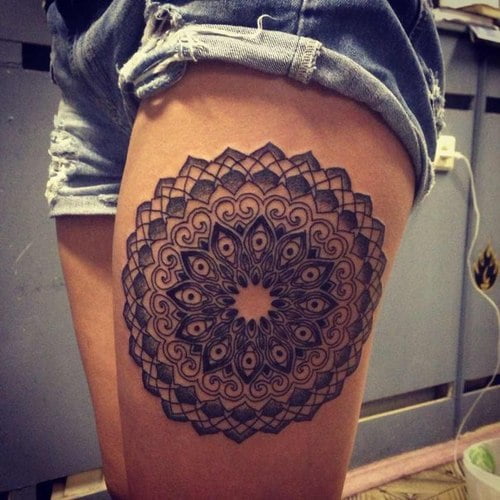 Tatuaje figura circular en el muslo
