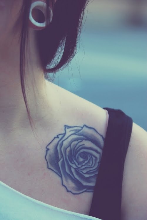 Tatuaje flor en el hombro