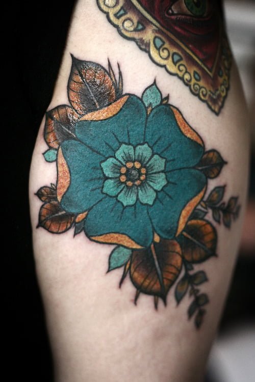 Tatuaje flor turquesa en el brazo