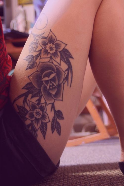 Tatuaje flores en el muslo