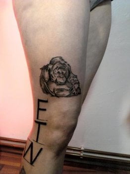 Tatuaje FTW en la pierna