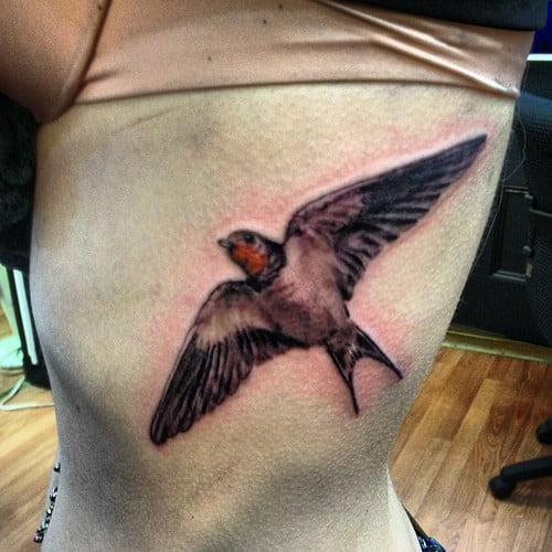 Tatuaje gorrión en vuelo