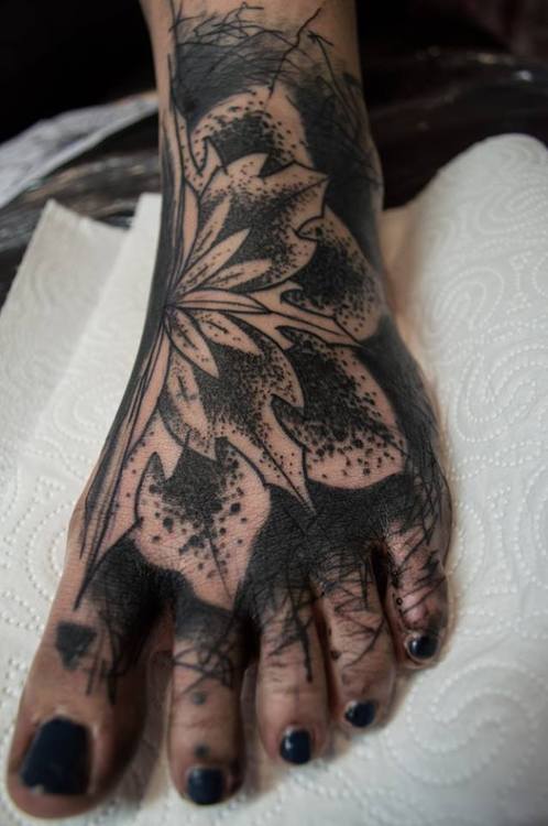 Tatuaje gran flor en el pie