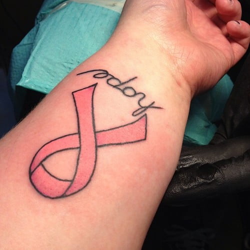 Tatuaje 'Hope' en el brazo
