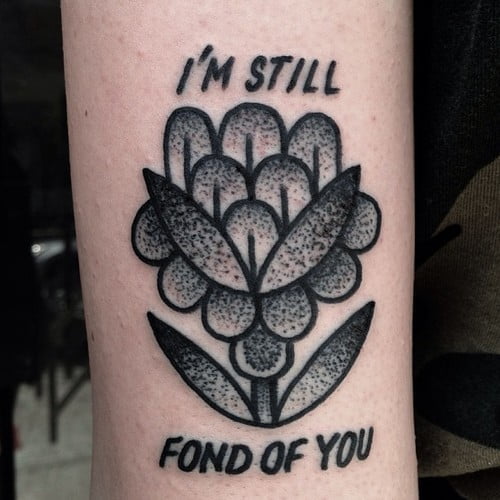 Tatuaje I'm still fond of You en el brazo