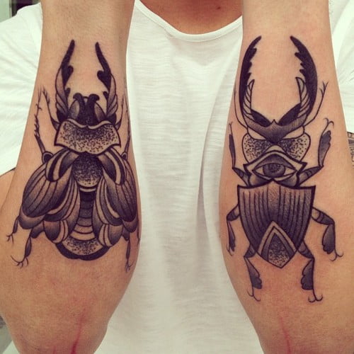 Tatuaje insectos en el antebrazo