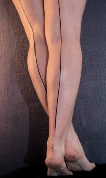 Tatuaje líneas en las piernas
