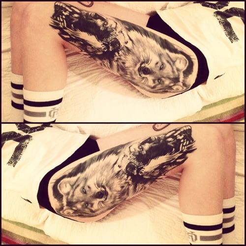 Tatuaje lobo en el muslo