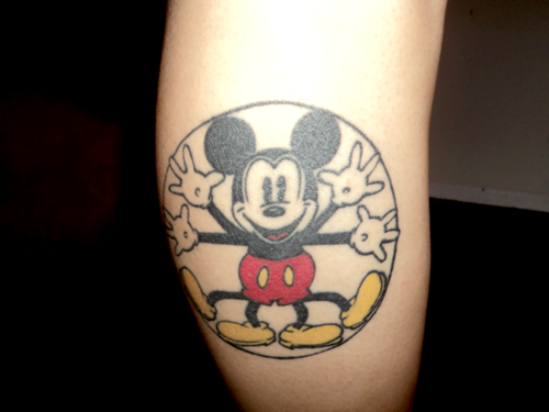 Tatuaje Mickey Mouse en la pantorilla