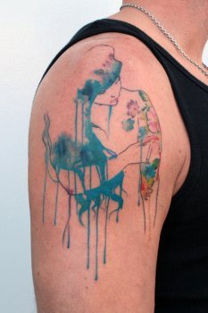 Tatuaje mujer en el hombro
