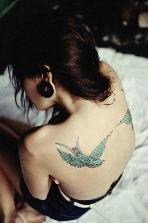 Tatuaje pájaros volando sobre la espalda