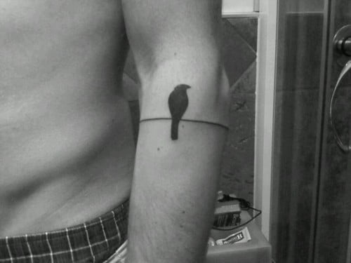 Tatuaje pequeña ave en el brazo