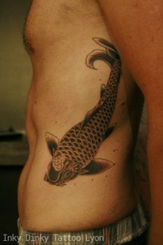 Tatuaje pez en el abdomen