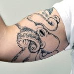Tatuaje pulpo enorme en el brazo