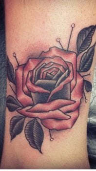 Tatuaje rosa en el brazo