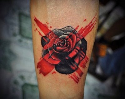 Tatuaje rosa negra en la pantorrilla