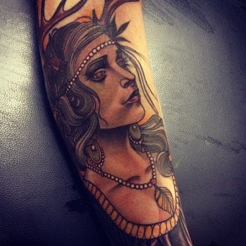 Tatuaje rostro de mujer en el antebrazo