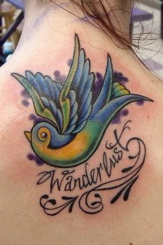 Tatuaje 'Wanderlust' en la espalda