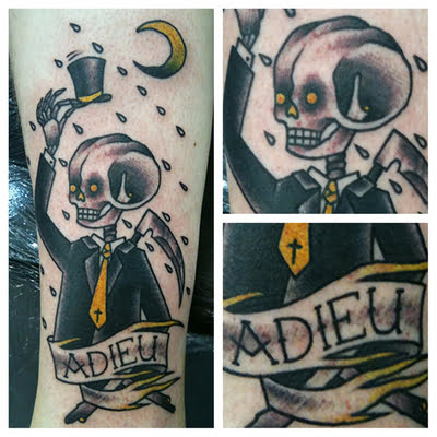 Tatuaje Adieu en la pierna