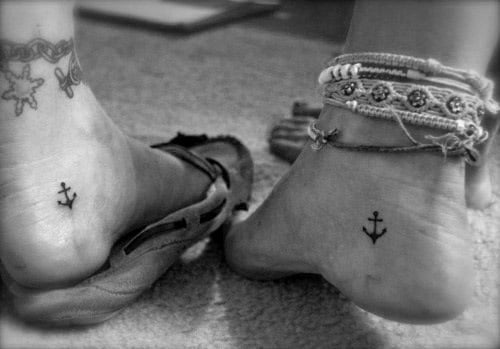 Tatuaje anclas en los pies