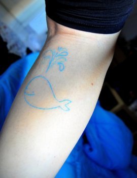 Tatuaje ballena en el brazo