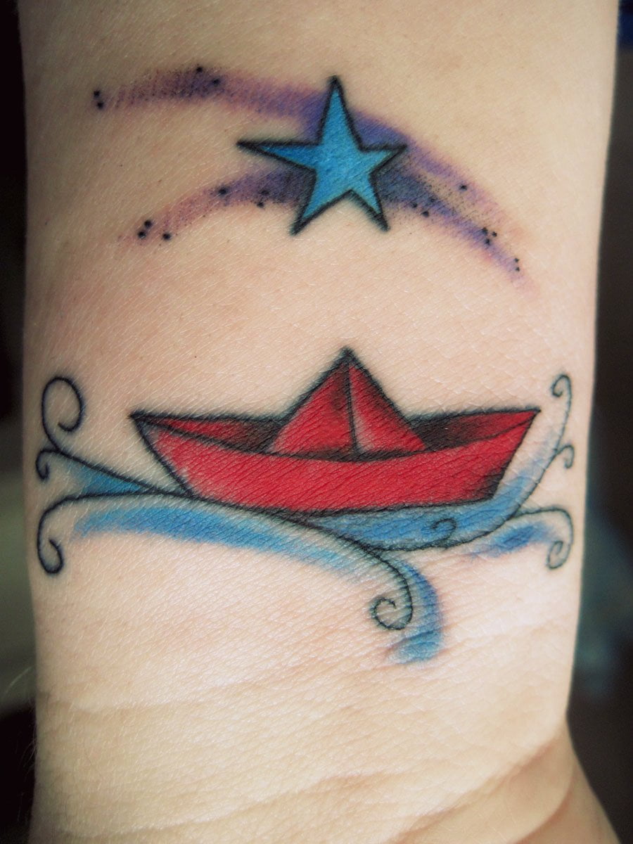 Tatuaje barco de papel en el pie
